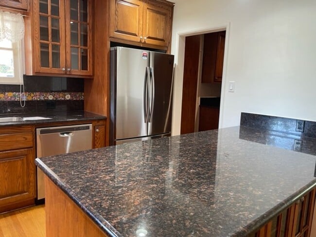 Building Photo - 3 bdr 2 bath Home on Huge lot.