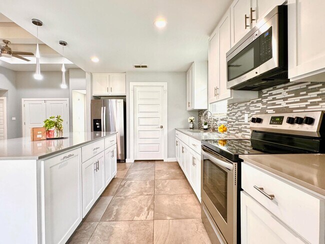 Building Photo - 1009 La Muralla St