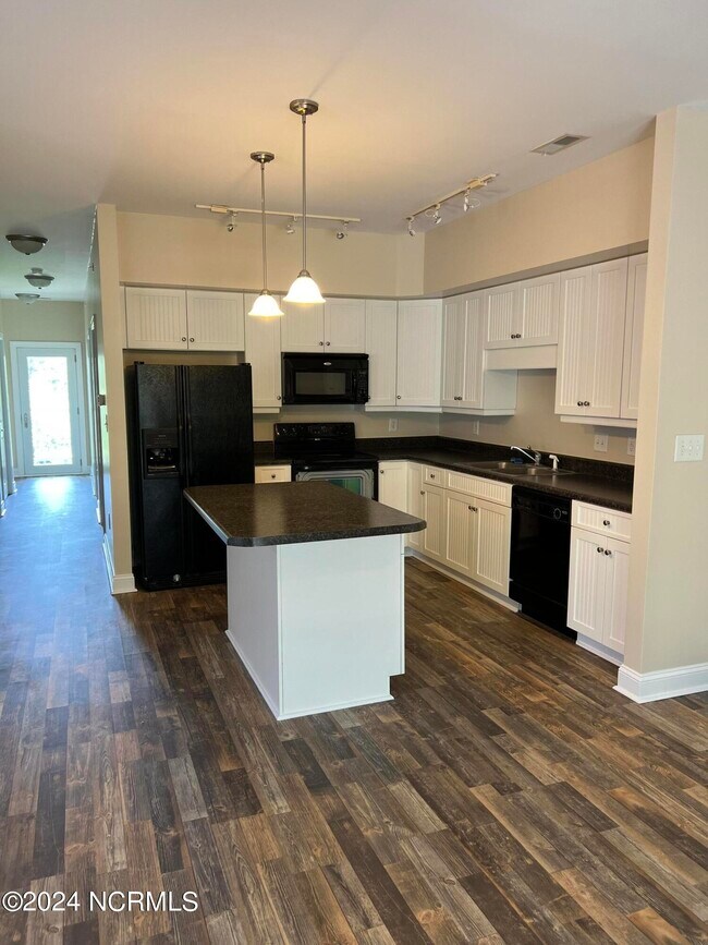 Building Photo - 200 Lighthouse Ln