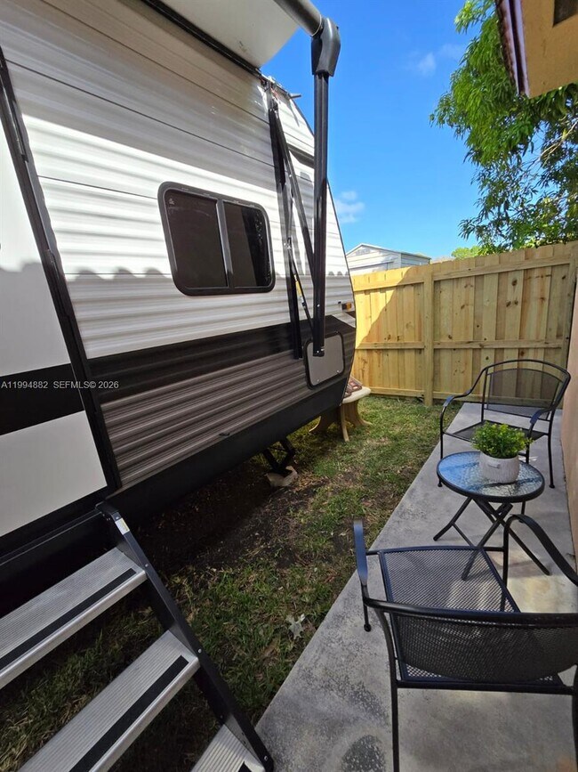 Building Photo - 604 SE 12th Ter