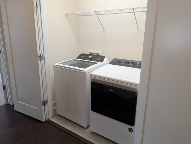 Building Photo - Georgeous townhome located in the Central ...