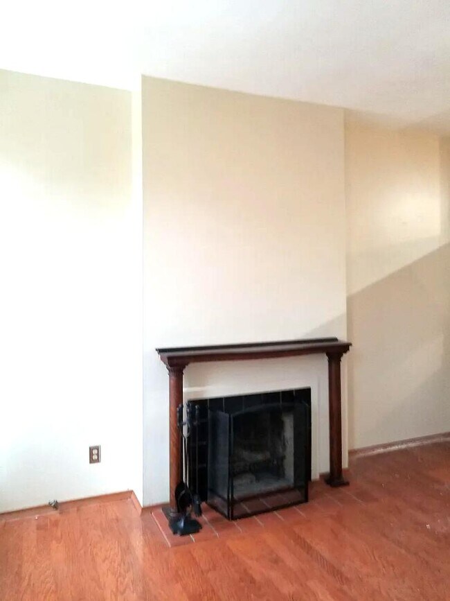 Building Photo - 2309 Hickory St