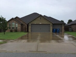 Building Photo - 1907 SW Cypress St