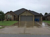 Building Photo - 1907 SW Cypress St