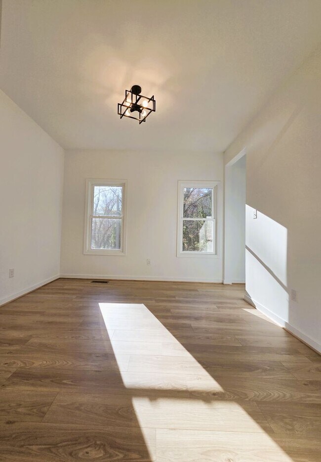 Building Photo - Large 3 story home located in Glenwood Park just minutes from downtown Richmond