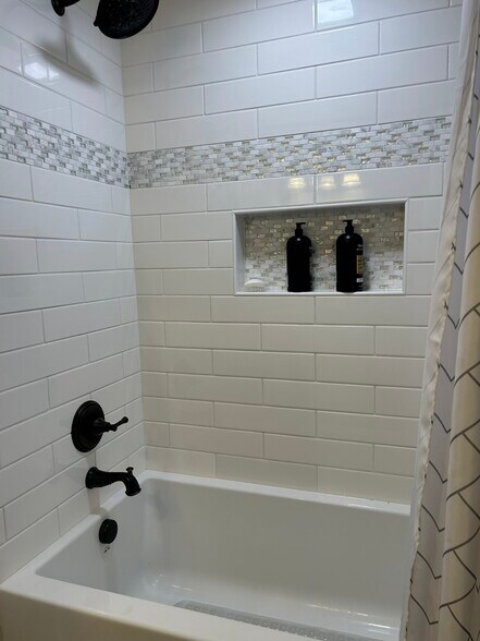 Full bath - 950 Twin Leaf Ct