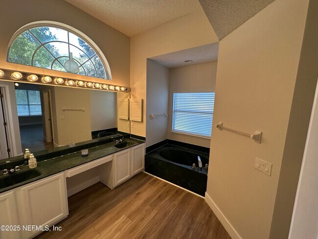 Building Photo - 836 Brookstone Ct