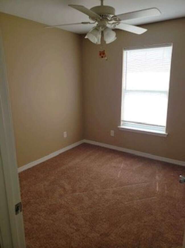 Building Photo - Cute townhome with 3 bd,2.5 bath, with gar...
