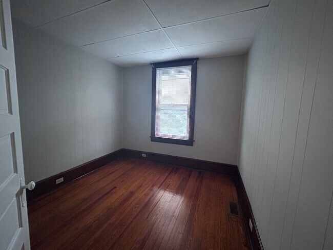 Building Photo - Spacious 3 BR home, Minutes to Medical Cen...