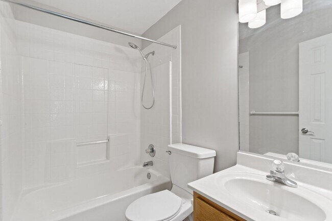 Building Photo - 5BR/3BA with Fresh Paint and New Carpet in...