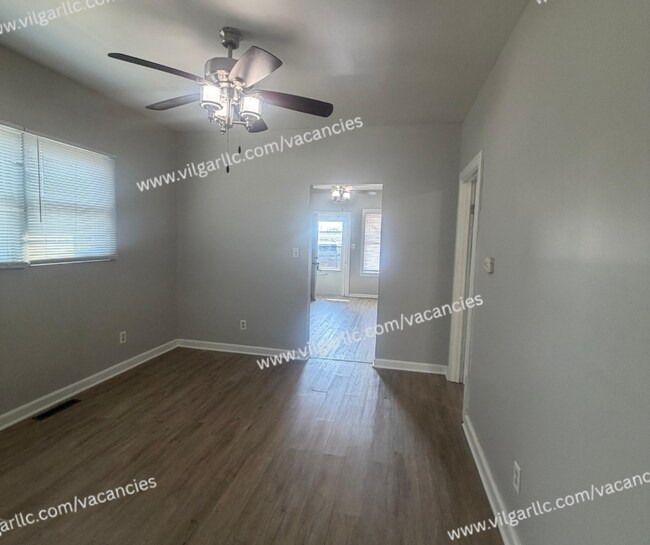 Building Photo - 4727 Sheffield Ave