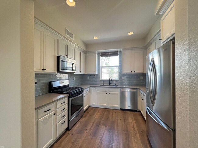 Building Photo - Spacious 1 Bedroom 1 1/2 Bathroom Townhome...