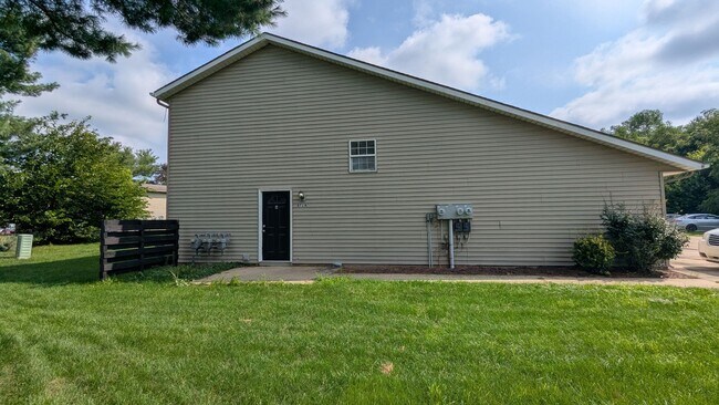 Building Photo - 871 Kerns Dr NE