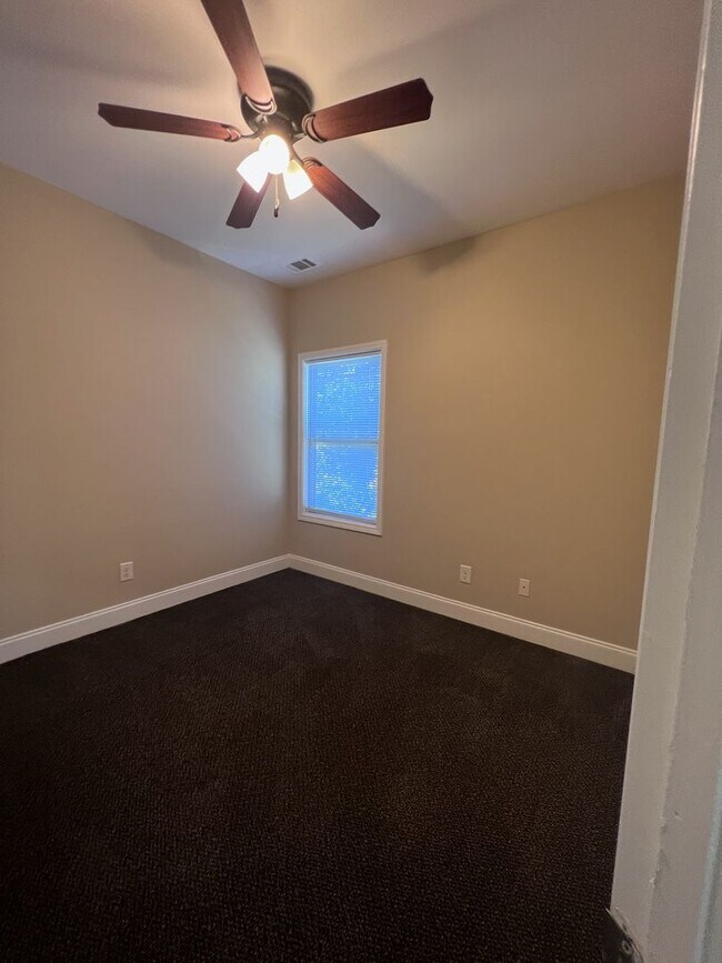 Building Photo - HUGE Four Bedroom