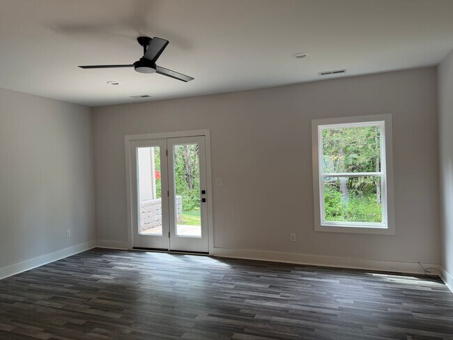 Building Photo - The Allure Townhomes Newer Rustburg Community