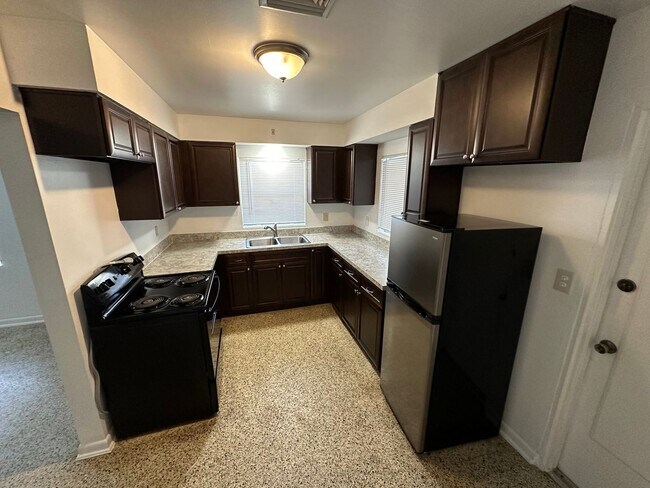 Building Photo - 2 Bedroom, 1 Bath Duplex in Leesburg!