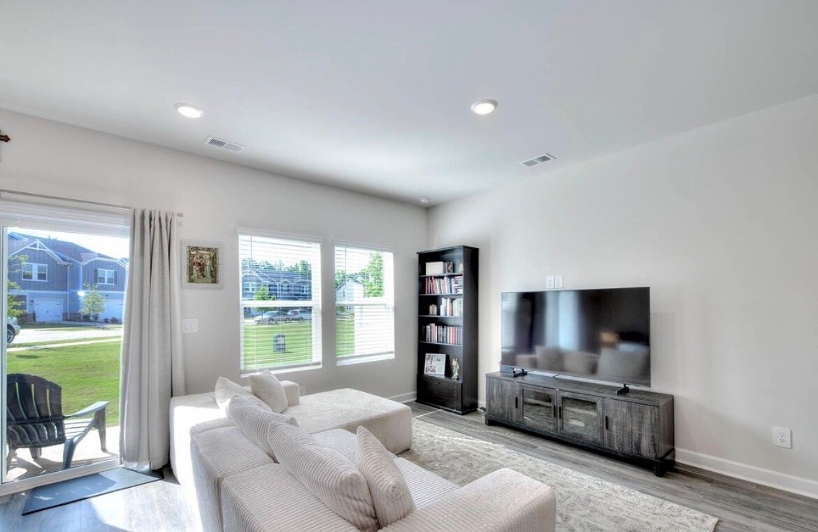 Building Photo - 1652 Village Grove Ln