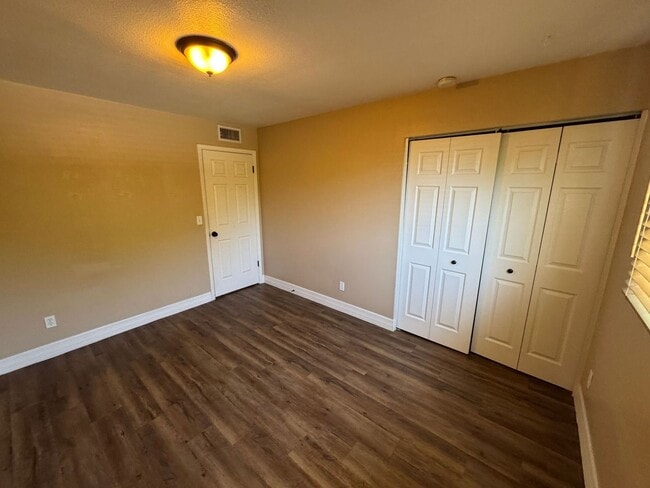 Building Photo - 3 Bedroom - 2  Bedroom - 1656 Sq. Ft - Cas...