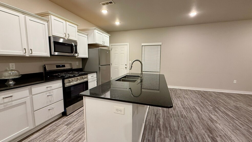 Building Photo - 103 E Mulberry St