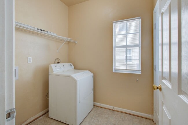 Building Photo - 3 Bed, 2.5 Bath Home Conveniently Located ...