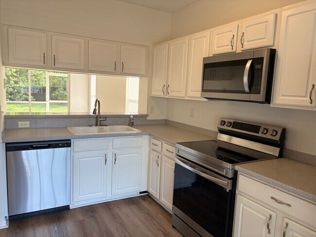 Building Photo - **Coming Soon** 2/2.5 Townhomes for Rent in Fort Myers