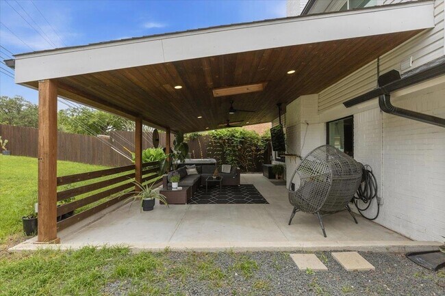 Building Photo - 208 Skyloop Dr