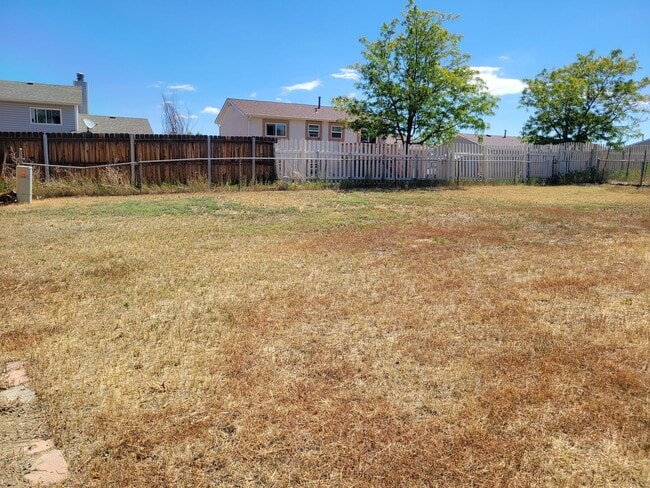 Building Photo - 4 Bed 2 Bath Allowing Pets - Available Now...