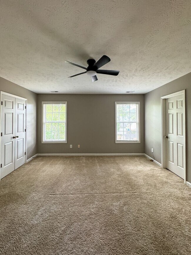 Building Photo - Cute 3 Bed 2.5 Bath Home in Fayetteville with Fenced Yard