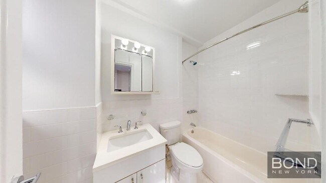 Building Photo - 140 E 46th St