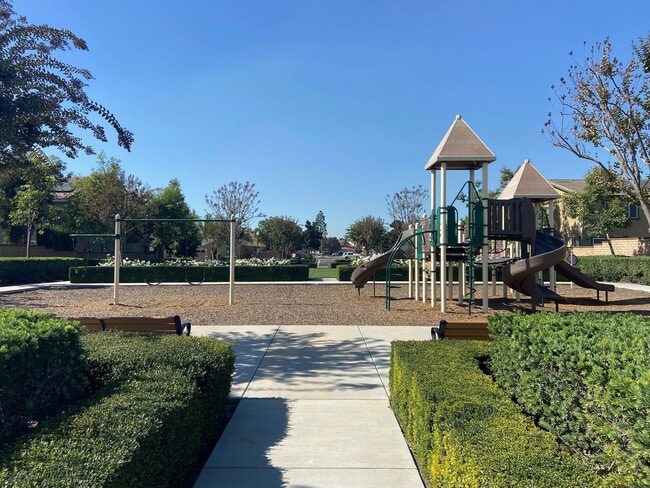 Building Photo - Beautiful 6 bed and 4.5 bath home in West ...