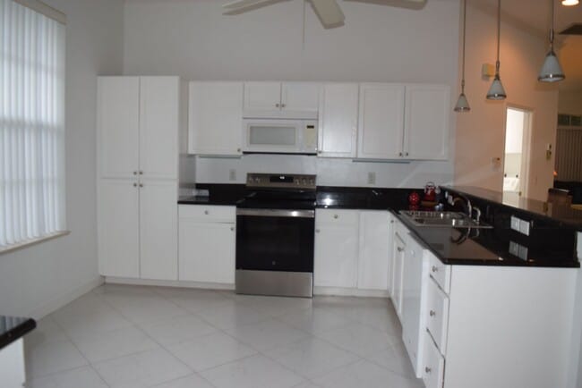 Building Photo - Fully furnished 3 bedroom 3 Bath POOL home in Sandpiper Bay