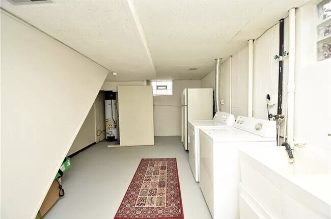 Building Photo - 216 Mira Ave