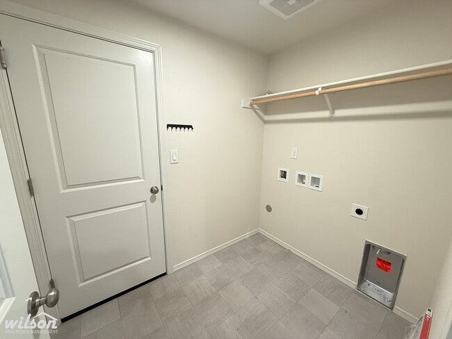 Building Photo - 3BD/2BA - Stunning Modern Home in Desirabl...