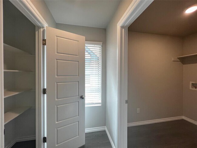 Building Photo - 2745 Dennis Dr