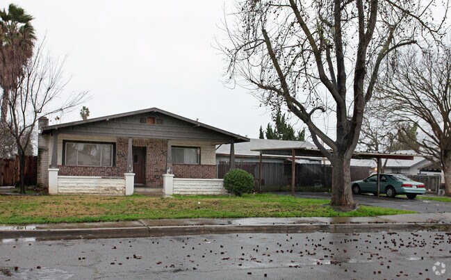 Building Photo - 692 Angelus St