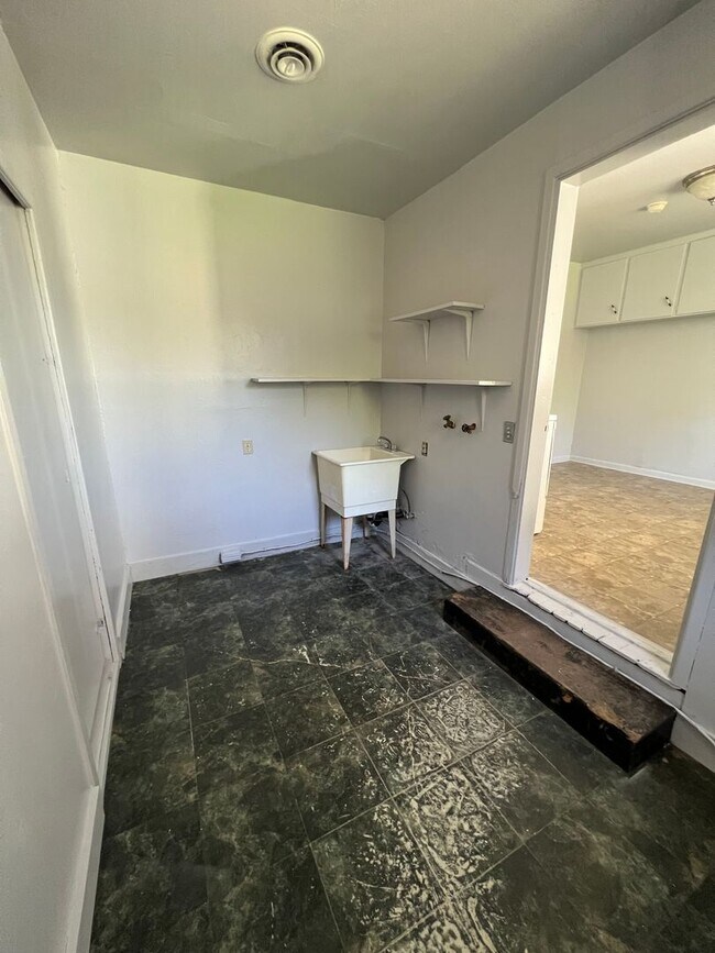 Building Photo - 4 Bedroom, 2 Bathroom Home - Located near Oregon Tech and Sky Lakes!