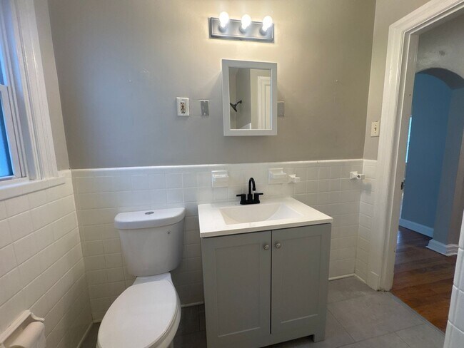 Building Photo - GORGEOUS 3 Bed 1 Bath w/Large Fenced Yard