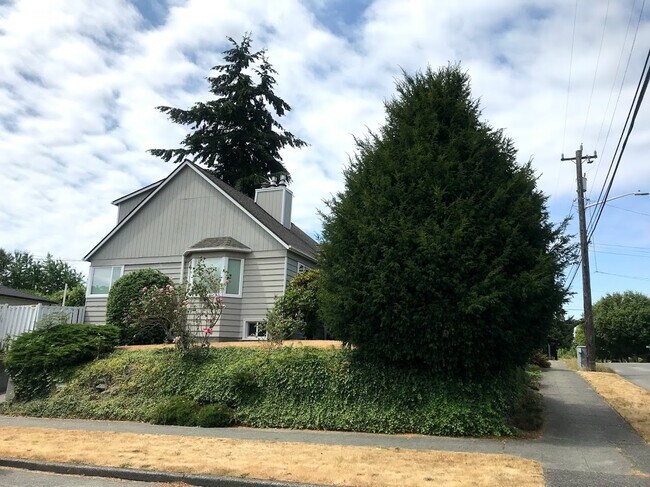 Building Photo - Beautiful Home In Prime Location Bordering Crown Hill and Whittier Heights!