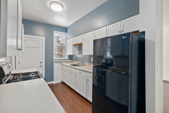 Building Photo - 439 Kingsboro St