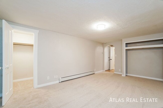 Building Photo - LARGE 1 Bedroom - Perfect Downtown Locatio...