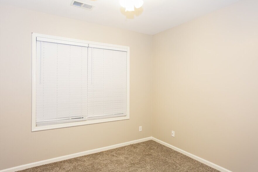 Building Photo - 6205 Roseway Ct