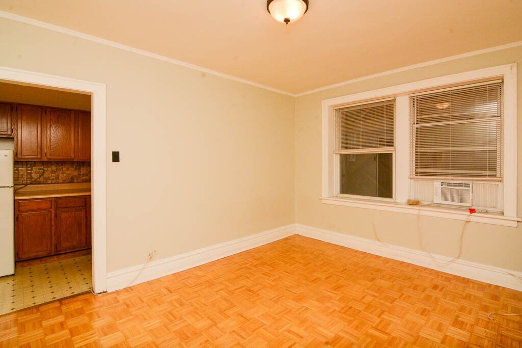 Building Photo - 716 W Belmont Ave