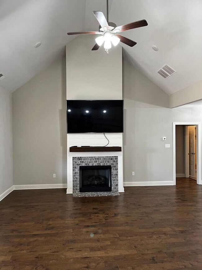 Building Photo - Custom Built home in a quiet subdivision