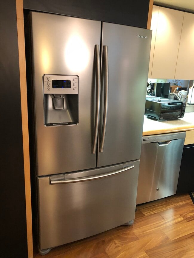 Building Photo - 66 Queen St