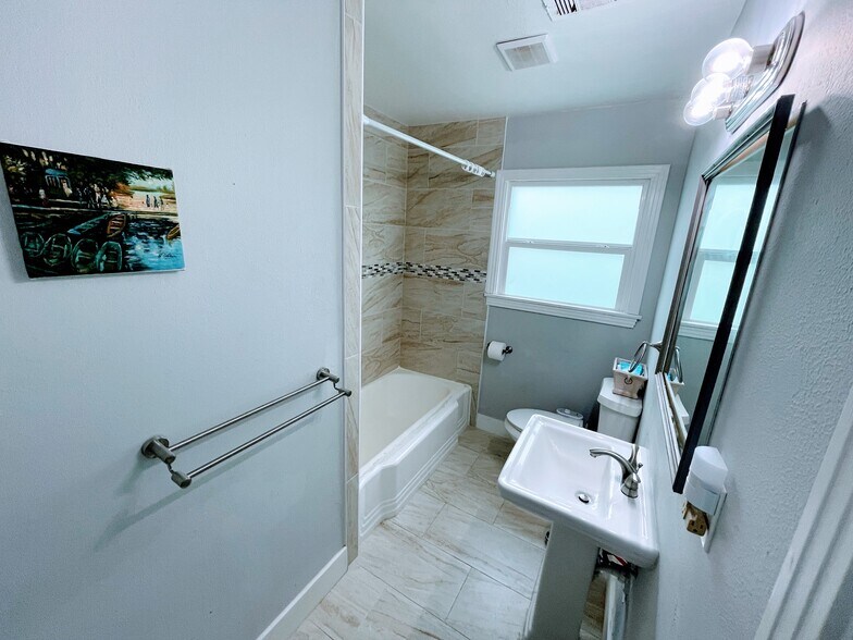 Building Photo - 618 Dunkley Dr