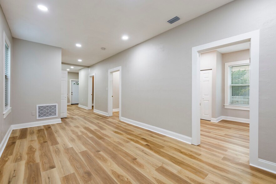 Building Photo - 2701 E Columbus Dr