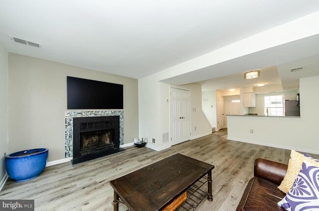Building Photo - 3300 Lakeside View Dr