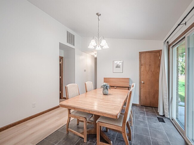 Building Photo - 6166 River Bluff Dr