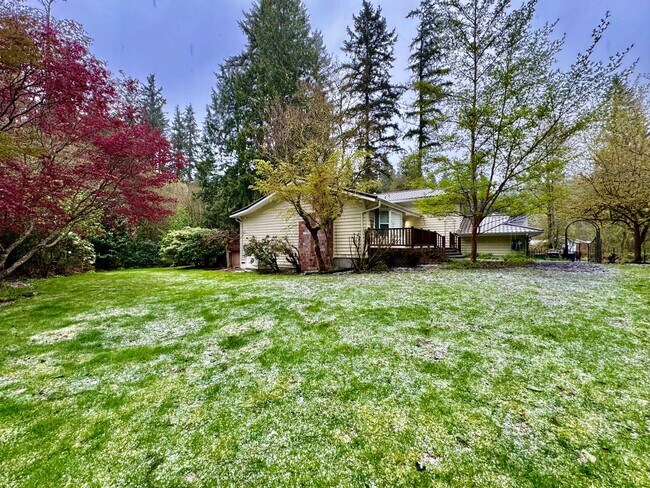 Building Photo - Renovated Woodinville home sitting in park like setting.