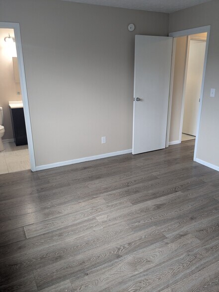 Master Bedroom - 5350 Camelot Dr